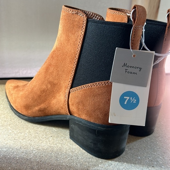A New Day ankle boots. NWT. Brown and black. Low heel. size 7.5 - Picture 6 of 6